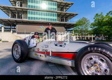 Indianapolis, Indiana, USA. Mai 2021. Der 4-malige Indy500-Sieger AJ Foyt, Jr, posiert mit seinem 1961 siegreichen Auto mit der Borg Warner Trophy und seinem ABC Supply Entry, der von JR Hildebrand angetrieben wird. Kredit: Brian Spurlock Grindstone Medien/ASP/ZUMA Wire/Alamy Live Nachrichten Stockfoto