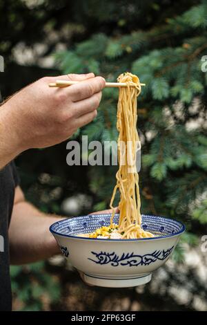 Essen japanische Ramen Nudeln Suppe mit Essstäbchen Stockfoto
