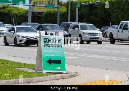 COVID-19-Schild für die Impfstelle in der Aventura Mall in Miami Dade County, Florida. Aventura, Miami. Straßenschild für Impfstelle. Stockfoto