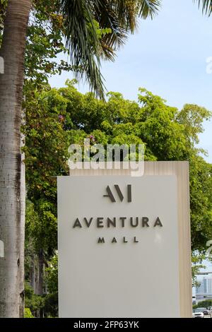 Außenschild für Aventura Mall. Aventura Mall ist eines der größten gehobenen Einkaufszentren in Südflorida. Blick auf das Schild am Seiteneingang. Stockfoto