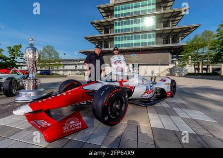 Indianapolis, Indiana, USA. Mai 2021. Der 4-malige Indy500-Sieger AJ Foyt, Jr, posiert mit seinem 1961 siegreichen Auto mit der Borg Warner Trophy und seinem ABC Supply Entry, der von JR Hildebrand angetrieben wird. Kredit: Brian Spurlock Grindstone Medien/ASP/ZUMA Wire/Alamy Live Nachrichten Stockfoto