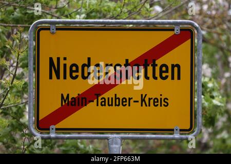 Gelbes Verkehrsschild mit Ortsnamen. Niederstetten in Baden-Wurttenberg, Deutschland. Text auf Deutsch: Name des Ortes und der Region. Stockfoto