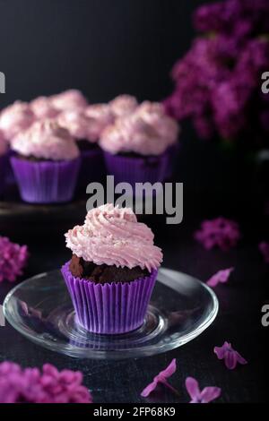 Ein beliebtes Dessert für Tee und Kaffee sind Buttercreme-Muffins. Stockfoto