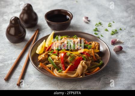 Reisnudeln mit Huhn, Soja und Gemüse, asiatische Küche. Stockfoto