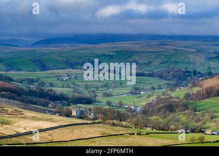 Landschaftlich reizvolle Aussicht auf Wharfedale (breites grünes Tal, sanfte Hügel, hohe Hochlandfells und Moore, sonnenbeschienene Barden Tower Ruinen) - Yorkshire Dales England, Großbritannien Stockfoto