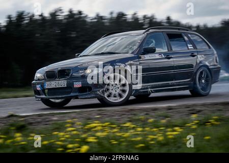 Riga LAtvia16-05-2021 Drift bmw driftet auf der Straße. Stockfoto