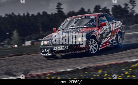 Riga LAtvia16-05-2021 Drift bmw driftet auf der Straße. Stockfoto