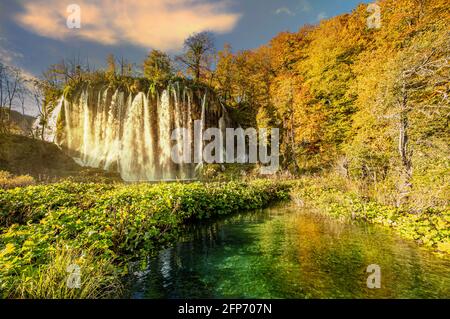 Schöne natürliche Wasserfälle und smaragdgrüne Seen in Plitvice, Nationalpark von Kroatien Stockfoto
