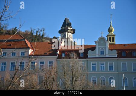 Blick auf barocke Gebäude am Kaiser-Franz-Josef Kai und Uhrturm, dem mittelalterlichen Uhrturm aus dem 13. Jahrhundert, Wahrzeichen von Graz in Österreich. Stockfoto