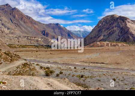 Straße im Kali Gandaki-Tal auf der Annapurna-Rennstrecke zwischen Muktinath und Jomsom, Nepal Stockfoto