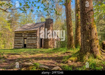 Horizontale Aufnahme einer Pionierhütte in Cades Cove im Great Smoky Mountains National Park. Stockfoto