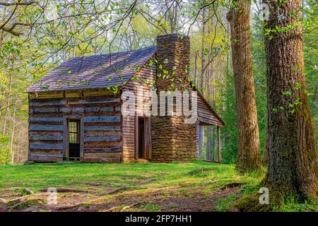 Horizontale Aufnahme einer Pioneer Cabin in den Smoky Mountains in der Wildnis. Stockfoto