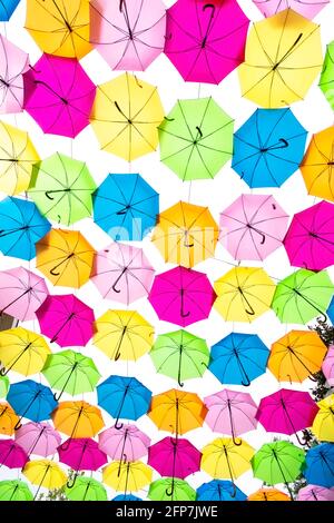 Vertikale Aufnahme über dem Kopf einer Sammlung von bunten Regenschirmen. Stockfoto