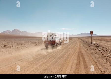 Geländewagen mit Geländewagen, die auf einer Überlandsafari durch die Wüstenlandschaft Boliviens fahren. Stockfoto