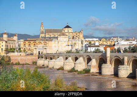 Puente Romano Brücke und Moschee-Kathedrale von Cordoba, Andalusien, Spanien Stockfoto