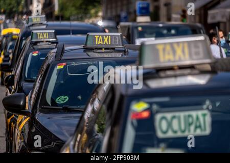 Barcelona, Spanien. Mai 2021. Taxifahrzeuge werden auf der Vía Laietana langsam gefahren.Gewerkschaften und Taxigruppen haben mit einem langsamen marsch von Fahrzeugen durch die Stadt demonstriert. Beim Stadtrat von Barcelona haben sie sich mit Vertretern der Stadtverwaltung getroffen. Taxifahrer wollen eine größere kommunale Kontrolle über die Verwaltung des Uber-Betreibers sowie die Finanzierung einer mobilen App, die das Contracting von Reisen erleichtert. Kredit: SOPA Images Limited/Alamy Live Nachrichten Stockfoto