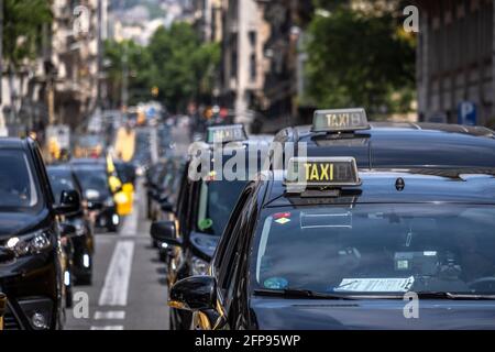 Barcelona, Spanien. Mai 2021. Hunderte von Taxifahrzeugen werden langsam entlang der Via Laietana gefahren.Gewerkschaften und Taxigruppen haben mit einem langsamen marsch von Fahrzeugen durch die Stadt demonstriert. Beim Stadtrat von Barcelona haben sie sich mit Vertretern der Stadtverwaltung getroffen. Taxifahrer wollen eine größere kommunale Kontrolle über die Verwaltung des Uber-Betreibers sowie die Finanzierung einer mobilen App, die das Contracting von Reisen erleichtert. (Foto von Paco Freire/SOPA Images/Sipa USA) Quelle: SIPA USA/Alamy Live News Stockfoto