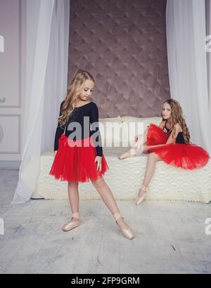 Zwei kleine Mädchen im Ballettstudio. Klassische Tanzschule Stockfoto