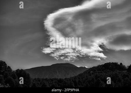 Schwarz-weiße Landschaft aus weißen Wolken auf dem Vulkan Ätna auf Sizilien Stockfoto