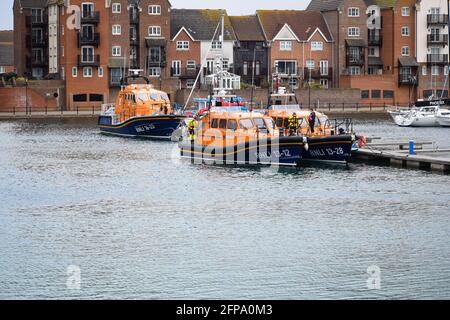 RNLI Shannon Klasse Rettungsboot 13 - 12 & 13 - 28 nebeneinander mit RNLI Tamar 16 vertäut - 23 im Hintergrund Stockfoto