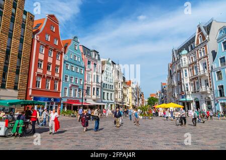 Menschen, die über die Kroepeliner Straße laufen. Rostock, Deutschland Stockfoto