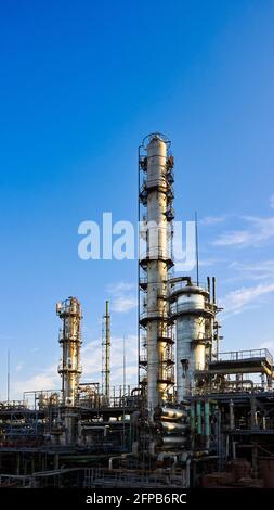 Alte Methanol-Destillation Raffinerie Säulenstürme und Reaktoren unter blauem Abendhimmel Hintergrund bei chemischer Anlage. Außen aus silbernem Metall Stockfoto