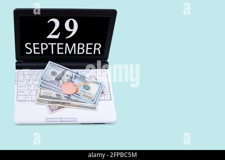 29. Tag im september. Laptop mit dem Datum des 29. september und Kryptowährung Bitcoin, Dollar auf blauem Hintergrund. Kryptowährung kaufen oder verkaufen. Stoc Stockfoto