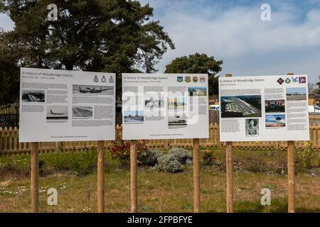 Woodbridge, Suffolk, Großbritannien April 24 2021: Informationstafeln, die die Geschichte von RAF Woodbridge im Laufe der Jahre zeigen Stockfoto