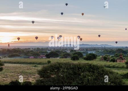 Luftballons über Bagan und die Skyline seiner Tempel, Myanmar Stockfoto