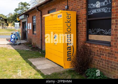 Woodbridge, Suffolk, Großbritannien April 24 2021: Ein Amazon-Schließfach vor einem ländlichen Laden in Großbritannien können Kunden Pakete nach Belieben abholen Stockfoto