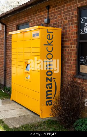 Woodbridge, Suffolk, Großbritannien April 24 2021: Ein Amazon-Schließfach vor einem ländlichen Laden in Großbritannien können Kunden Pakete nach Belieben abholen Stockfoto