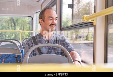 Porträt eines älteren asiatischen Mannes im öffentlichen Verkehr. Stockfoto