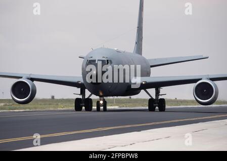 KONYA, TÜRKEI - 08 2016. Juni: Mehrere Flugzeuge der türkischen Luftwaffe, darunter KC-135 Stratotanker, versammeln sich zu einer militärischen Übung, die als anatolische EAG bekannt ist Stockfoto