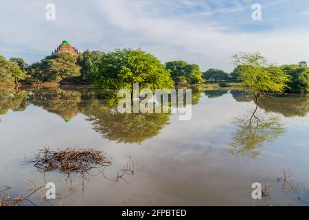 Blick auf den Sulamani-Tempel in Bagan über einem See, Myanmar Stockfoto