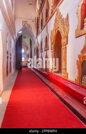 Buddha Skulptur Nischen im Ananda Tempel in Bagan, Myanmar Stockfoto
