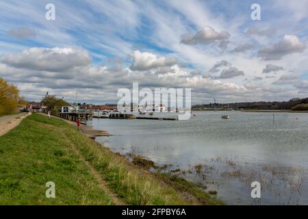 Blick den Fluss Deben hinunter zur Gezeitenmühle hinein Woodbridge bei Flut mit einer Vielzahl von Booten vor Anker Im Fluss an einem Frühlingstag Stockfoto