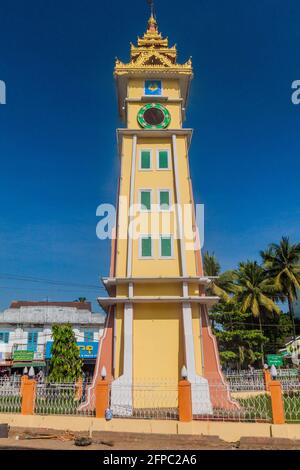 BAGO, MYANMAR - 10. DEZEMBER 2016: Uhrenturm in der Stadt Bago. Stockfoto