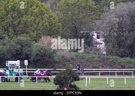 Eine allgemeine Ansicht, wie Läufer und Reiter die Stände in der Join Casumo Today Fohlen' Handicap auf Sandown Park Racecourse, Esher verlassen. Bilddatum: Donnerstag, 20. Mai 2021. Stockfoto