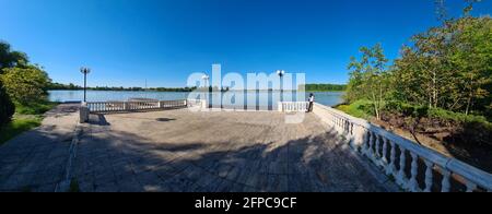 Snagov, Rumänien - 9. Mai 2021: Panorama mit einer Frau auf der Pier des Snagov-Palastes am Snagov-See. Stockfoto