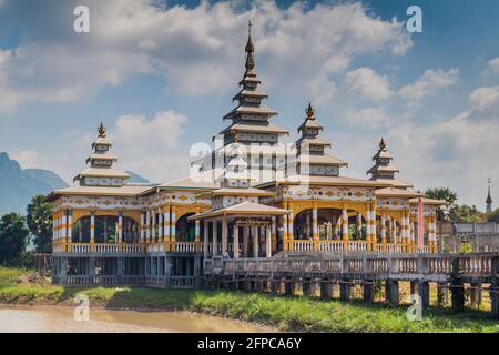 Kyaut Ka Lat Kyaut Kalat oder Kyauk Kalap Buddhistischer Tempel in der Nähe von hPa an, Myanmar Stockfoto