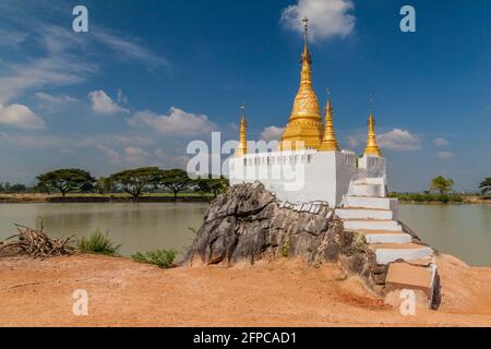 Kleine Stupa am Kyaut Ka Lat Kyaut Kalat oder Kyauk Kalap Tempel in der Nähe von hPa an, Myanmar Stockfoto