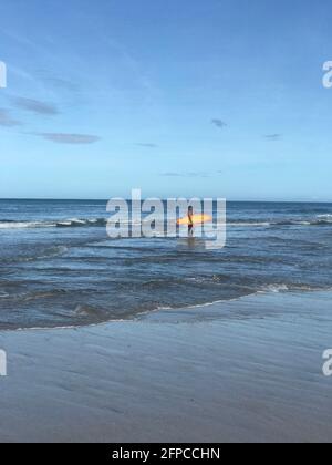 Surfer am Strand in Tamarindo, Costa Rica Stockfoto