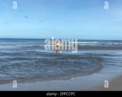 Surfer am Strand in Tamarindo, Costa Rica Stockfoto