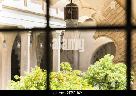 Der Innenhof von Santa Isabel im Aljaferia Palast.mittelalterliche islamische Architektur in Zaragoza, Aragon Spanien Stockfoto