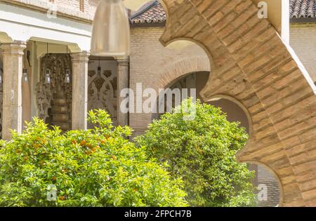 Der Innenhof von Santa Isabel im Aljaferia Palast.mittelalterliche islamische Architektur in Zaragoza, Aragon Spanien Stockfoto