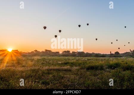 Silhouetten von Heißluftballons in Bagan, Myanmar Stockfoto