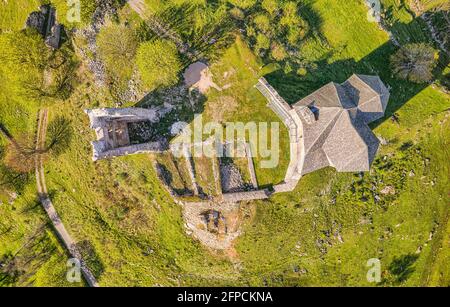 Überreste der Festung Sokolac in Brinje Stockfoto