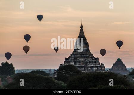 Luftballons über Bagan und die Skyline seiner Tempel, Myanmar. Sulamani Tempel und Shwesandaw Pagode. Stockfoto