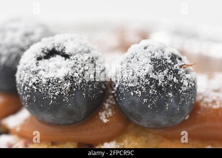 Heidelbeeren mit Puderzucker Stockfoto