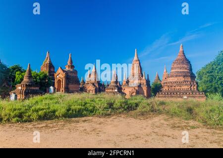 Reihe von kleinen Tempeln in Bagan, Myanmar. Stockfoto